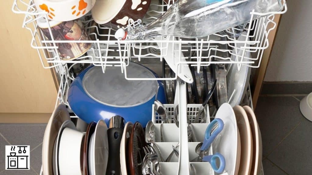 Image of a pan kept in the dishwasher