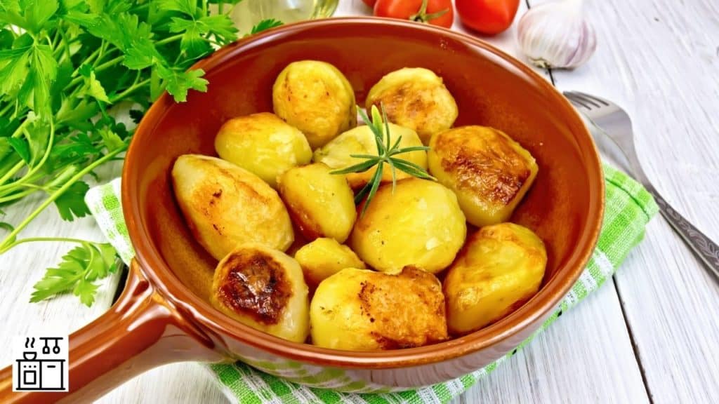 Image of food fried in ceramic pans