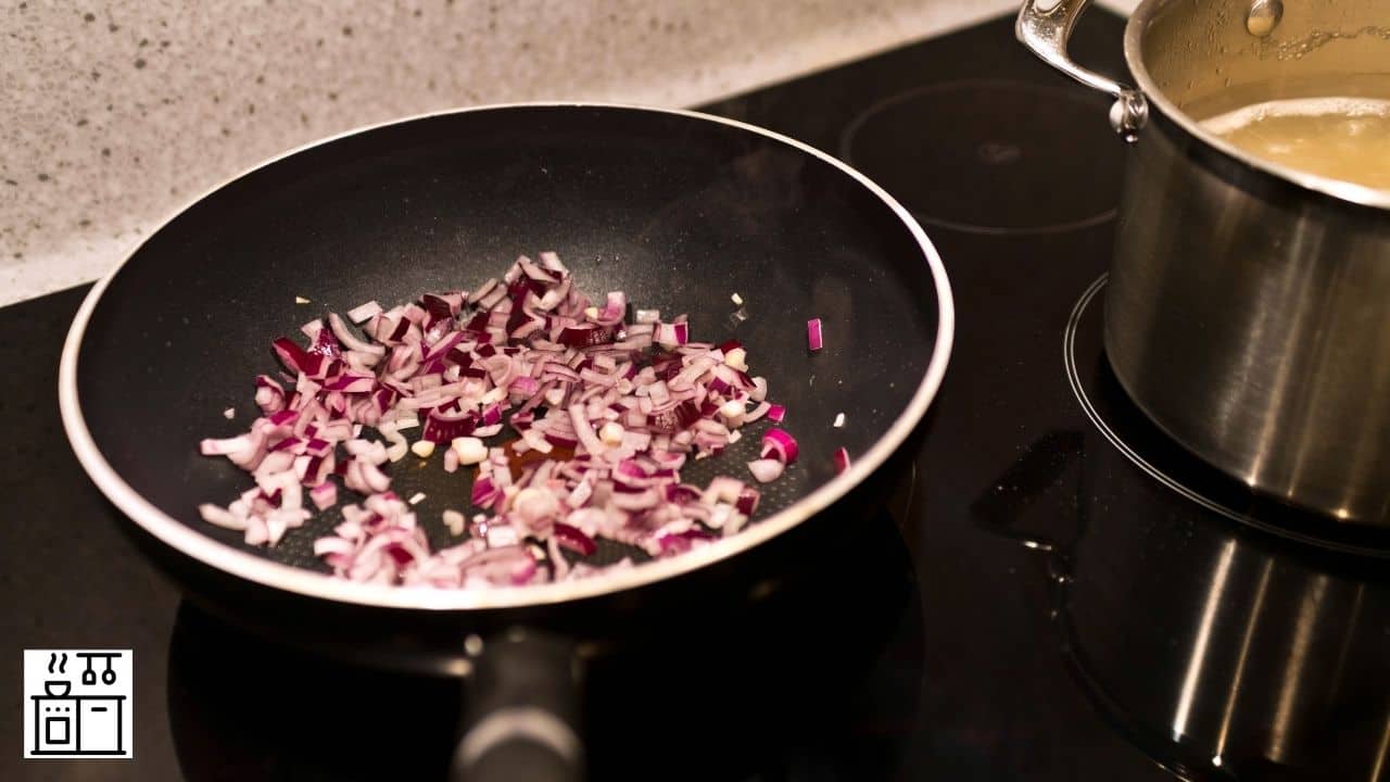 Can Calphalon Pans Go In The Dishwasher? (Which Ones Can?)