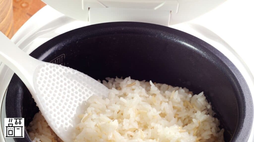 Rice cooker that keeps food warm