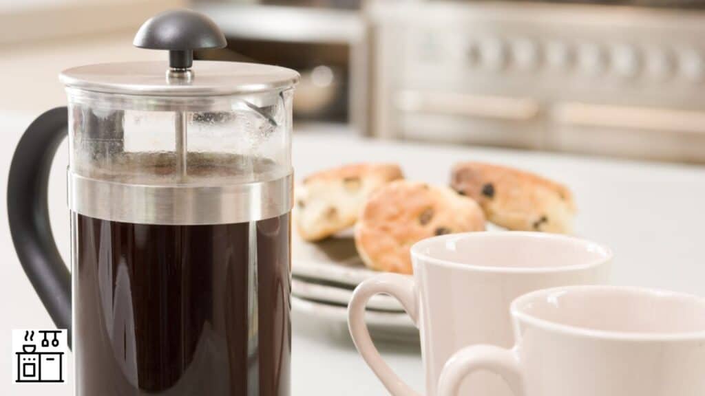 Coffee pot that can grind and brew