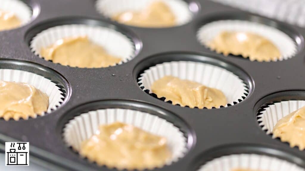 Cupcake pan with liners