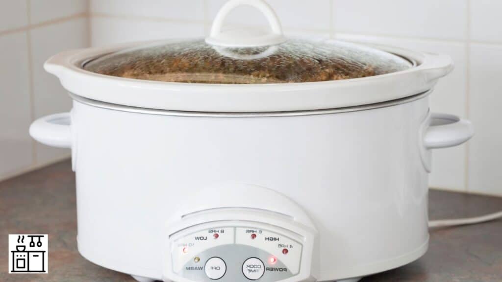 Slow cooker with temperature set